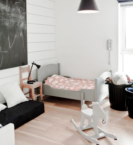 للأطفال من 2 إلى 7 سنوات سرير خشبي قديم