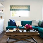 بالنسبة للغرف الأصغر ، من الأفضل استخدام أريكة بسيطة الشكل.