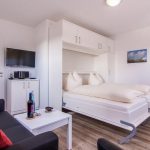 خزانة سرير بيضاء