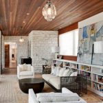 وئام من الخشب الطبيعي على السقف والطوب الأبيض على الجدران