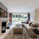 غرفة المعيشة الداخلية بألوان البيج.