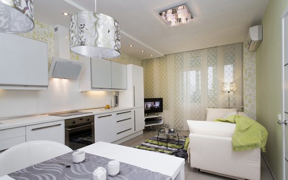 المطبخ الداخلية مع أريكة بيضاء