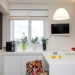 المطبخ الداخلية مع صورة أريكة