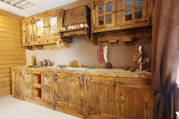 الأثاث الذين تتراوح أعمارهم بين مصطنع