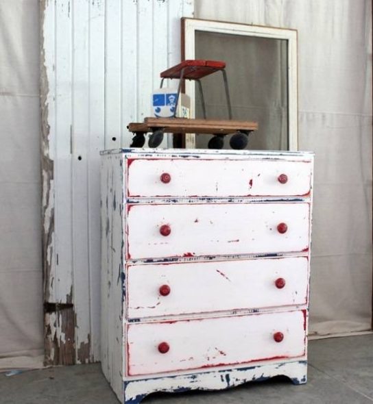 الأثاث الذين تتراوح أعمارهم بين مصطنع في المنزل