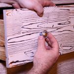 نحن نستخدم تقنيات مختلفة من شيخوخة الأثاث يدويًا.