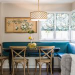 أريكة زاوية مشرقة في المطبخ