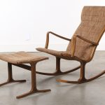 كرسي بذراعين أنيق مع مسند للقدمين