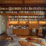 كرسي بمسند للقدمين في غرفة المعيشة