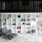 كرسي مع مسند للقدمين في الداخل