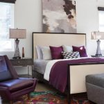 الصورة فوق السرير تكرر ألوان غرفة النوم