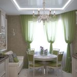 التصميم الداخلي الكلاسيكي مع منطقة لتناول الطعام في نافذة كبيرة