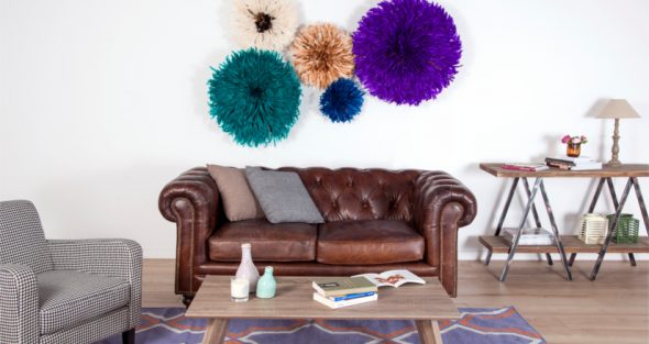 الأثاث البني في غرفة المعيشة