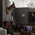 أريكة البني في الداخل