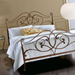 أسرة مزورة في داخل الغرفة