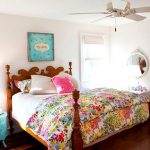 سرير خشبي في الداخل