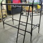 سرير معدني أسود بطابقين