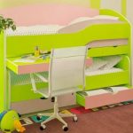 السرير باللون الأخضر