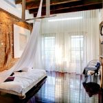 سرير خشبي في غرفة النوم