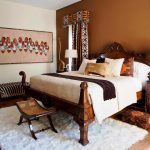 سرير الخشب الصلب في الداخل