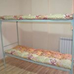 أسرة معدنية في الغرف