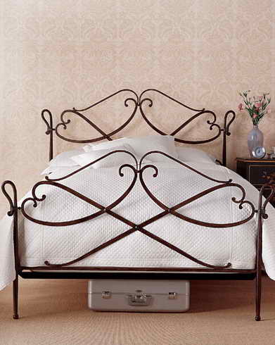 سرير في الداخل