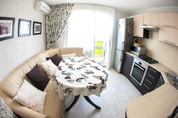 مطبخ 9 متر مربع مع تصميم أريكة