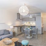 غرفة معيشة ومطبخ صغير