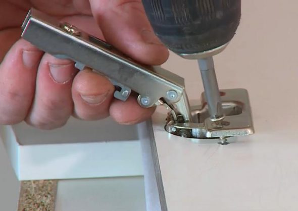 تركيب مفصلات الأثاث