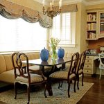 منطقة لتناول الطعام في غرفة المعيشة الداخلية