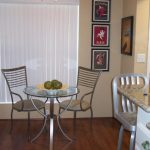 طاولة طعام في مطبخ صغير