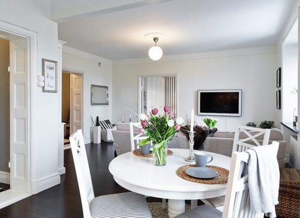 طاولة طعام في غرفة المعيشة