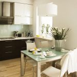 الجمع بين المطبخ من غرفة المعيشة ، ووضع طاولة طعام على الحدود