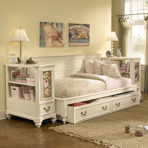 سرير أبيض في سن المراهقة