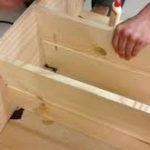 يتم تثبيت الرفوف مع مسامير على الجانبين.