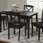 مجموعة متنوعة من طاولات المطبخ