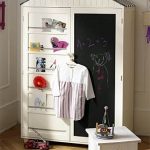 خزانة ملابس في غرفة الأطفال