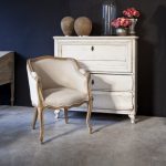 المسنين الأثاث مضمد في غرفة النوم