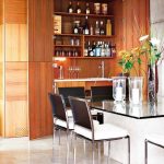 طاولة طعام زجاجية في شقة صغيرة