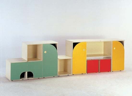 رف لعبة القطارات