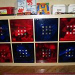 رف للعب مع صناديق متعددة الألوان