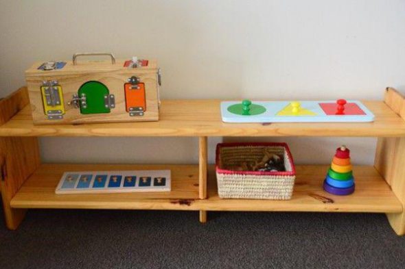 رف بسيط للعب بأيديهم