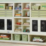 رفوف مع رفوف للعب الأطفال