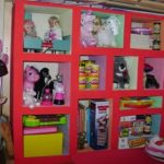 جدران الحامل مصنوعة من صناديق صغيرة.