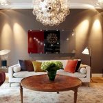 جدران وأرضية غرفة المعيشة بنية اللون.