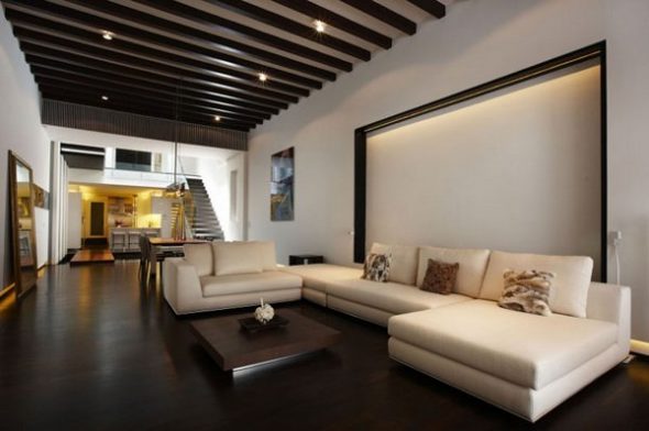 الأرضية الداكنة والسقف في تركيبة مع الجدران الفاتحة تتسطح الغرفة