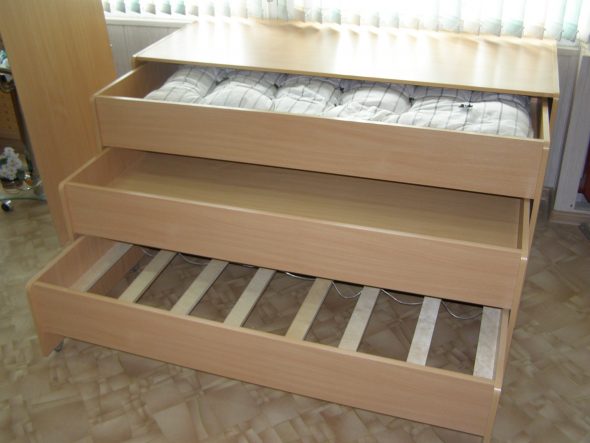 سرير من ثلاث طبقات لرياض الأطفال مع كوربست