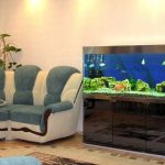 حجر الرصيف تحت الحوض في الداخل من المنزل