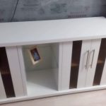 حجر الرصيف تحت الأبيض مع الزجاج