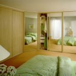 المرايا على الجدران